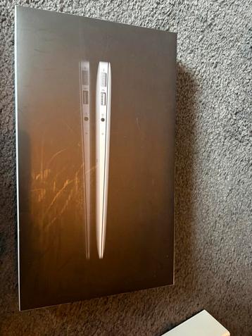 Macbook Air 11 inch (accu defect) beschikbaar voor biedingen