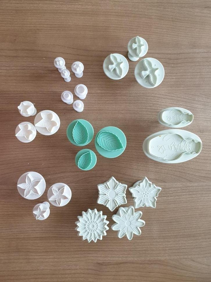 24 uitsteek / druk vormen voor taarten, cupcakes of koekjes., Hobby en Vrije tijd, Taarten en Cupcakes maken, Gebruikt, Overige typen