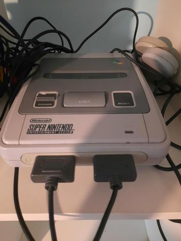 Super nintendo met 2 controllers en 3 games beschikbaar voor biedingen