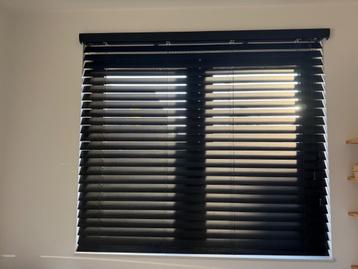 Jasno zwarte houten jaloezieën 146x165cm beschikbaar voor biedingen