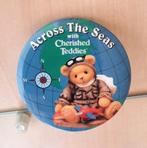 LIMITED BUTTON uit 1998  Across The Seas  CHERISHED TEDDIES, Ophalen of Verzenden, Nieuw, Dier of Natuur, Button