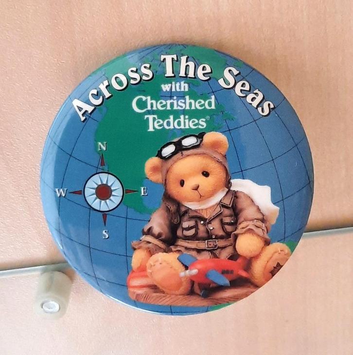 LIMITED BUTTON uit 1998  Across The Seas  CHERISHED TEDDIES, Verzamelen, Speldjes, Pins en Buttons, Nieuw, Button, Dier of Natuur