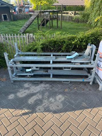 Motorvervoer rek stapelbaar. beschikbaar voor biedingen
