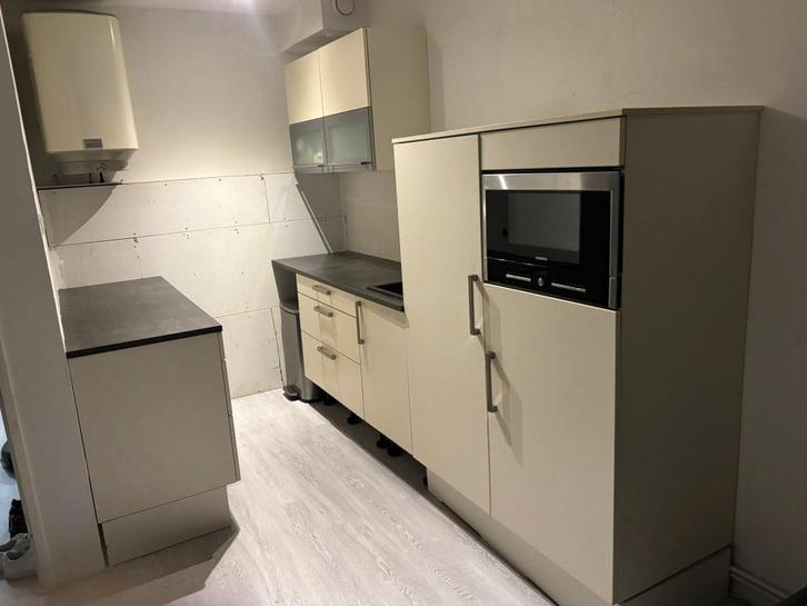 Complete keuken te koop – inclusief apparatuur, Huis en Inrichting, Keuken | Complete keukens, Gebruikt, Hoekkeuken, Crème, Hout