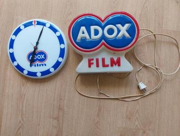 ADOX-film reclame lichtbak en klok beschikbaar voor biedingen