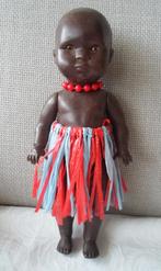 Wildebras donkergetinte pop met tropenrokje/ raffiarokje., Verzamelen, Poppen, Ophalen of Verzenden, Zo goed als nieuw, Pop