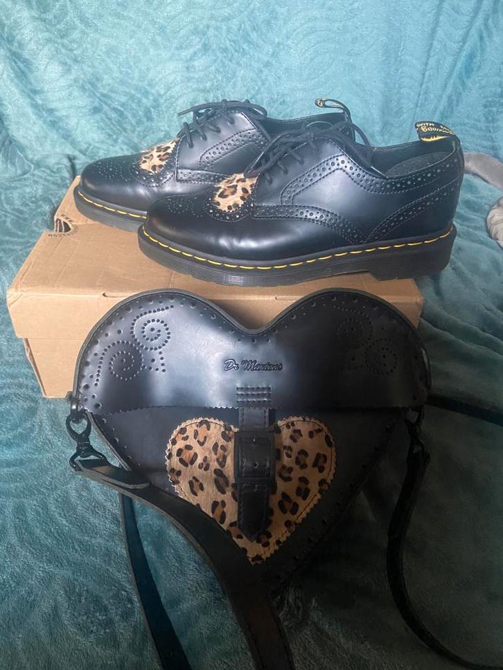 Dr martens schoenen 41 met bijpassende tas, Kleding | Dames, Schoenen, Zo goed als nieuw, Zwart, Ophalen of Verzenden