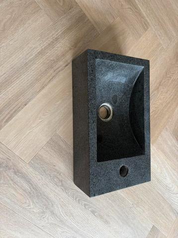 Hardstenen wasbak beschikbaar voor biedingen
