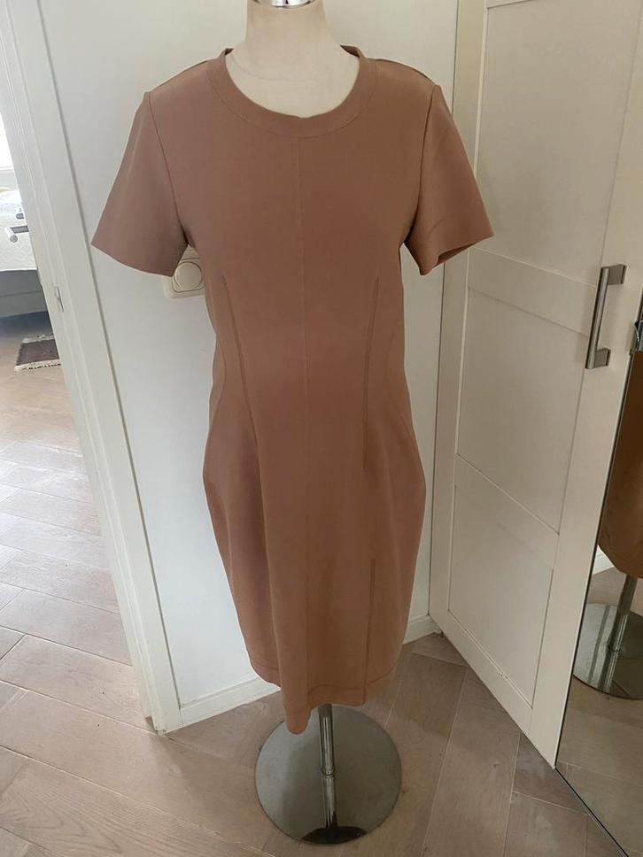 Mooie By Malene Birger jurk - Maat L, Kleding | Dames, Jurken, Zo goed als nieuw, Maat 42/44 (L), Beige, Boven de knie, Ophalen of Verzenden