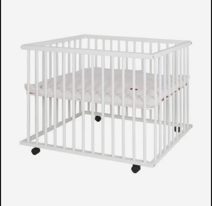 Witte babybox op wieltjes, Kinderen en Baby's, Boxen, Zo goed als nieuw, Rechthoekig, Wieltjes, Ophalen