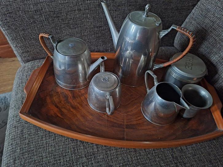 Vintage aluminium koffie- en theeservies met houten dienblad, Antiek en Kunst, Antiek | Servies compleet, Ophalen