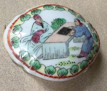 Chinees snuisterijen doosje porselein 2 figuren aan tafel beschikbaar voor biedingen
