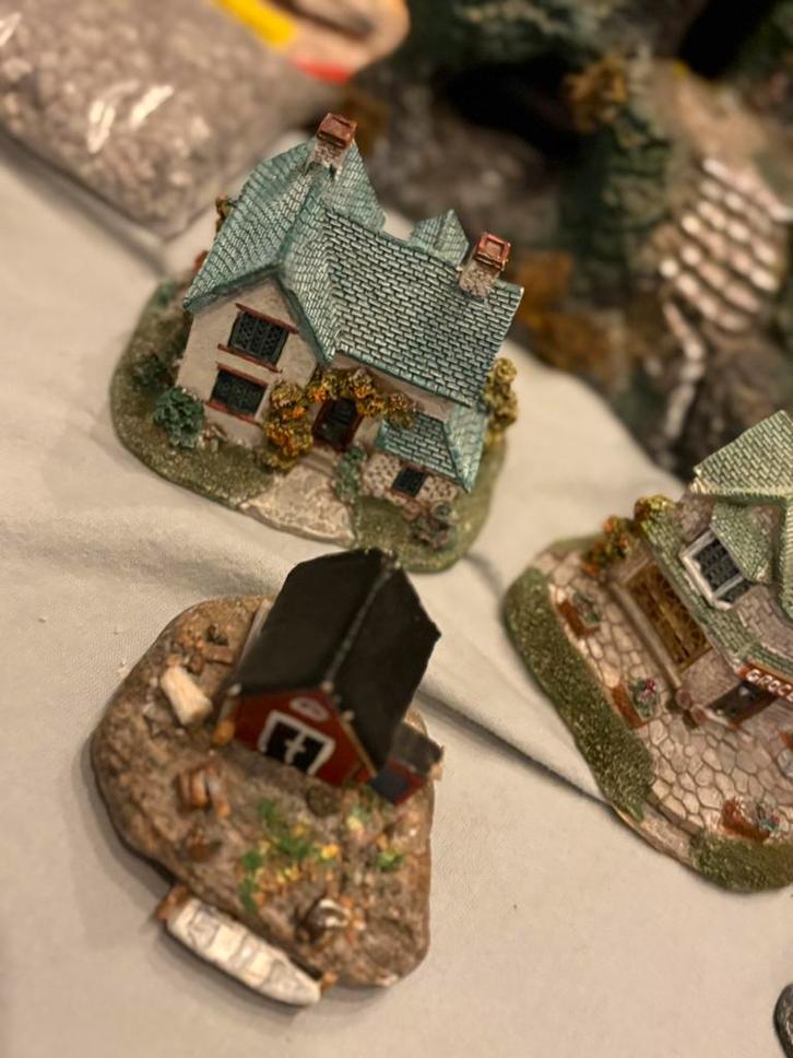 Stenen modelhuisjes ruine autootjes lantaarnpaal met licht, Hobby en Vrije tijd, Modelbouw | Overige, Gebruikt, 1:50 tot 1:144