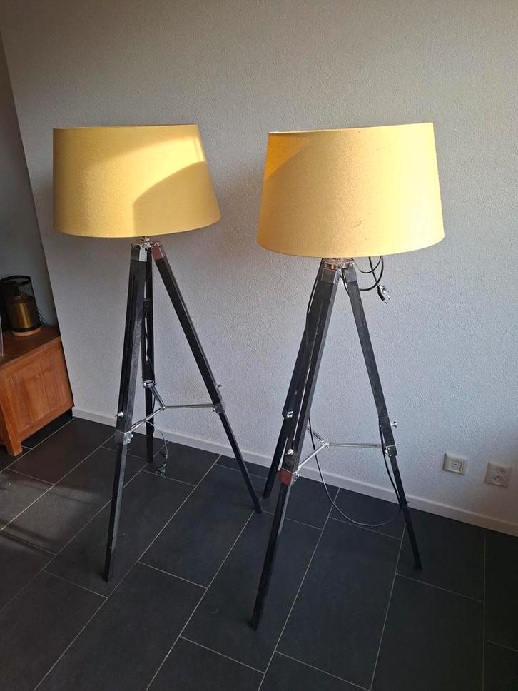 2x Stijlvolle Staande Lampen op Tripod, Huis en Inrichting, Lampen | Vloerlampen, Zo goed als nieuw, 150 tot 200 cm, Hout, Metaal