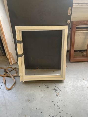 Hardhouten kozijn 995x855 beschikbaar voor biedingen