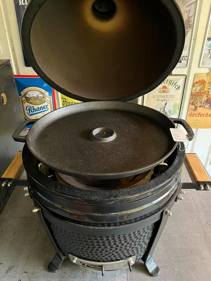 Inferno Compact Kamado BBQ (vergelijkbaar Monolith Icon), Tuin en Terras, Houtskoolbarbecues, Zo goed als nieuw, Met accessoires