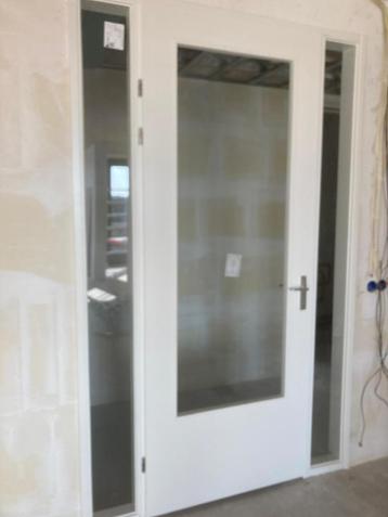 Opdek deur met kozijn en 2 glazen panelen beschikbaar voor biedingen