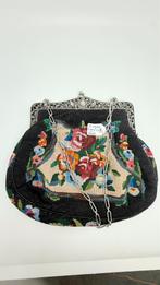 Antiek geborduurde tas aan zilveren beugel met ketting., Antiek en Kunst, Ophalen of Verzenden, Zilver