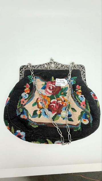 Antiek geborduurde tas aan zilveren beugel met ketting. beschikbaar voor biedingen