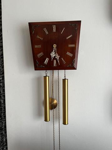Vintage wandklok beschikbaar voor biedingen