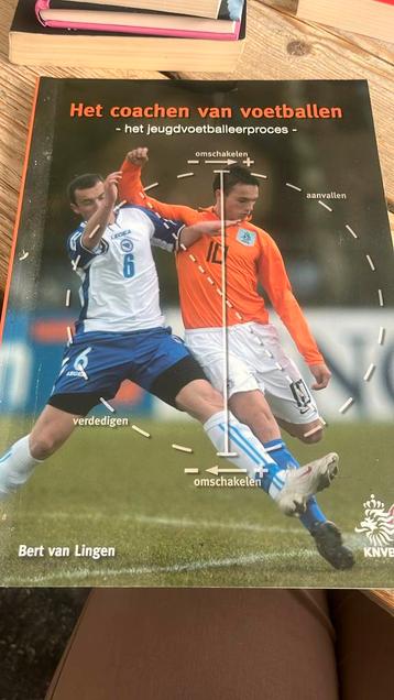 Het leren en coachen van voetballen -het jeugdvoetballeerpro beschikbaar voor biedingen