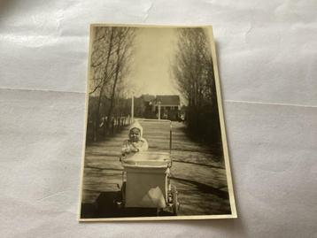 Vintage Foto: Baby in kinderwagen, Den Haag-Delft jan beschikbaar voor biedingen