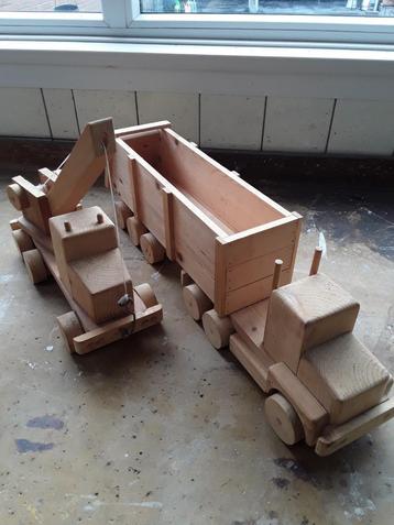 houten takelwagen. houten kiepwagen. houten auto beschikbaar voor biedingen