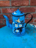 Blauw emaille koffiepot met dik opgelegde bloemen en vlinder, Antiek en Kunst, Antiek | Emaille, Ophalen of Verzenden
