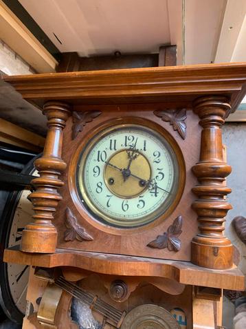 twee wandklokken beschikbaar voor biedingen