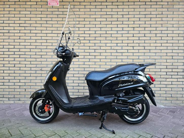 Sym Fiddle 2 4 Takt snorscooter (25KM) 11644KM & windscherm!, Fietsen en Brommers, Snorfietsen en Snorscooters, Zo goed als nieuw