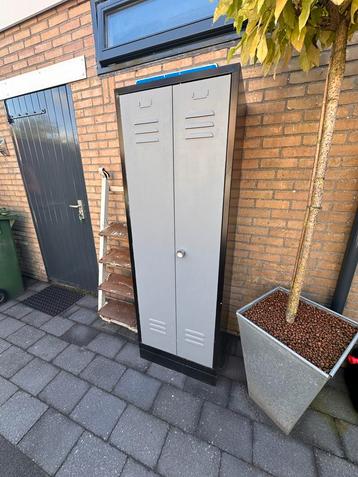 Metalen Kast - Industrieel Design beschikbaar voor biedingen