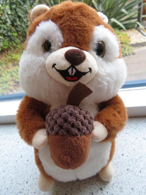 Eekhoorn met eikel merk Orka Toys zacht velours, Kinderen en Baby's, Speelgoed | Knuffels en Pluche, Nieuw, Overige typen, Ophalen of Verzenden