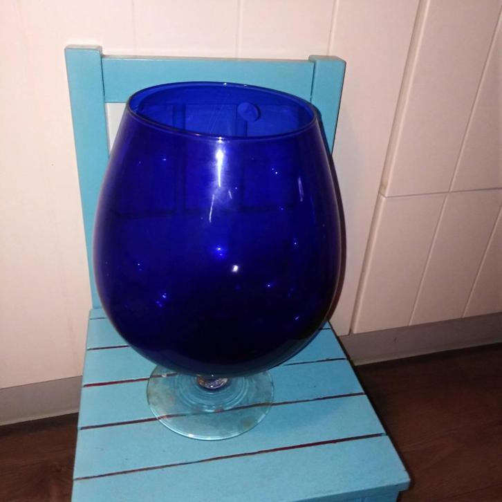 Blauwe bolvaas op heldere voet, Huis en Inrichting, Woonaccessoires | Vazen, Gebruikt, Blauw, Minder dan 50 cm, Glas, Ophalen