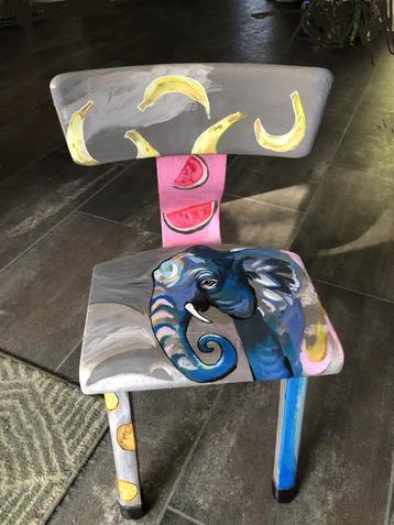 Kunstzinnig kinderstoeltje beschikbaar voor biedingen