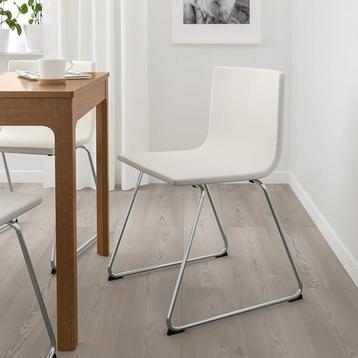 2 IKEA eetkamerstoelen Bernhard wit leer beschikbaar voor biedingen