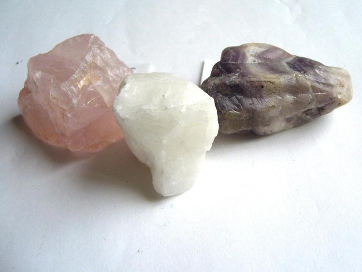 gouden driehoek 93g 4,25 amethist bergkristal of rozenkwarts, Verzamelen, Mineralen en Fossielen, Mineraal, Ophalen of Verzenden