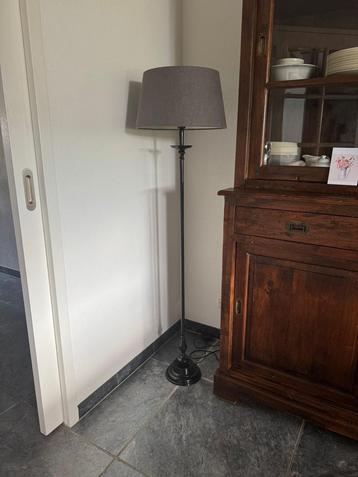 Klassieke Vloerlamp met Stoffen Kap beschikbaar voor biedingen