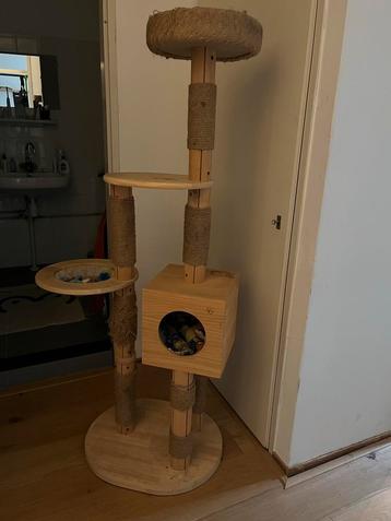Eikenhouten krabmeubel beschikbaar voor biedingen