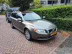 Volvo V70 T4 132KW Aut. 2011 Grijs, Auto's, 1596 cc, Beige, 4 cilinders, 179 pk