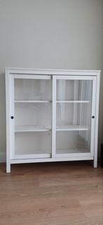 Ikea Hemnes vitrinekast met schuifdeuren, Huis en Inrichting, Kasten | Vitrinekasten, Ophalen, Met plank(en), 100 tot 150 cm, 100 tot 150 cm