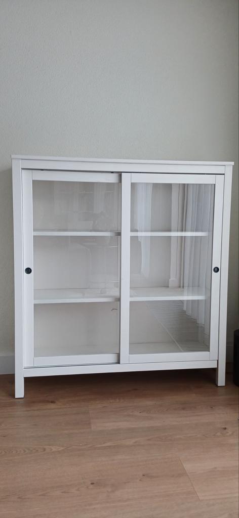 Ikea Hemnes vitrinekast met schuifdeuren, Huis en Inrichting, Kasten | Vitrinekasten, Zo goed als nieuw, 100 tot 150 cm, 100 tot 150 cm