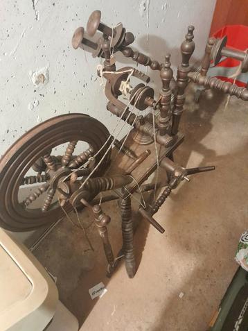 Antiek spinnewiel beschikbaar voor biedingen