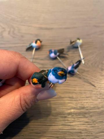 Vogeltjes op pin beschikbaar voor biedingen