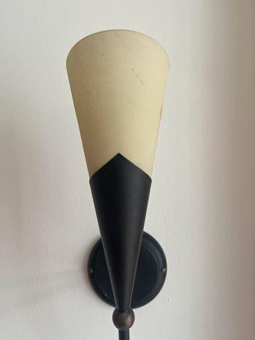 Wandlamp met melkglas beschikbaar voor biedingen