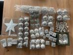 Kerstballen - zilver / wit - ongeveer 60 stuks, Diversen, Kerst, Ophalen of Verzenden, Zo goed als nieuw
