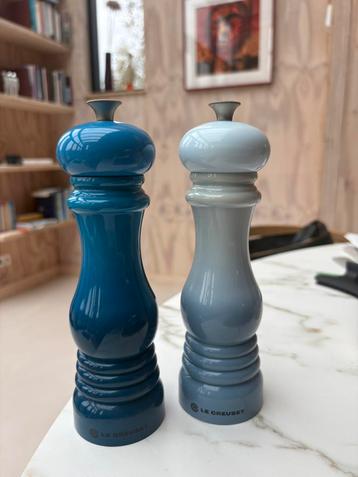 Le Creuset zoutmolen coastal blue &pepermolen deep teal 21cm beschikbaar voor biedingen