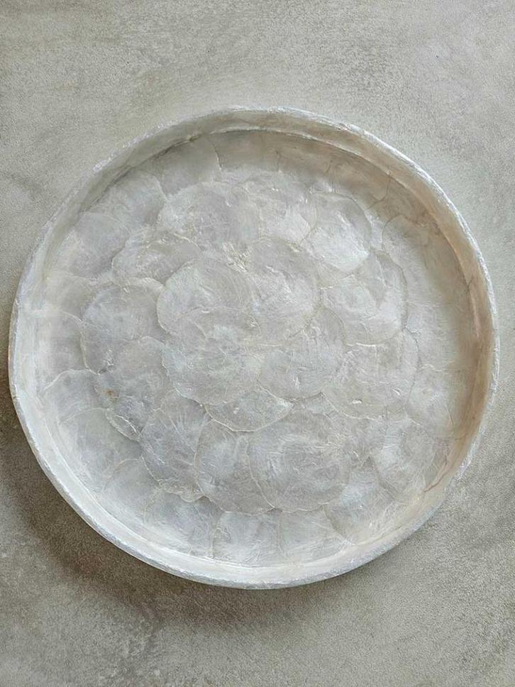 Ronde schelpen egaal dienblad 1 S uit Bali, Huis en Inrichting, Woonaccessoires | Dienbladen, Nieuw, Overige materialen, Rond