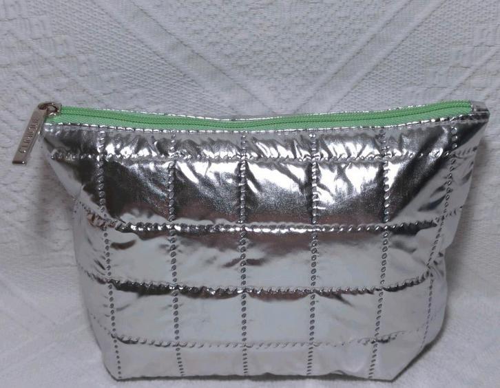 Clinique Toilettas Zilver, Sieraden, Tassen en Uiterlijk, Toilettassen, Nieuw, Overige kleuren, Verzenden