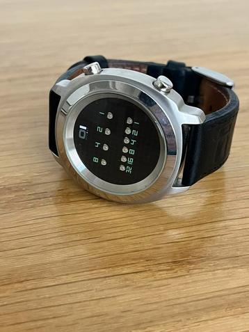The One Binair horloge beschikbaar voor biedingen