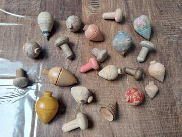 22 nostalgische oude houten tollen beschikbaar voor biedingen